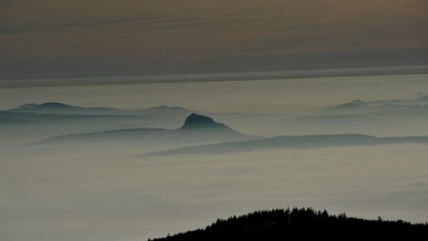 Smog  trápí severní Čechy. Pohled na České středohoří z Dlouhé Louky v Krušných horách z dnešního dopoledne