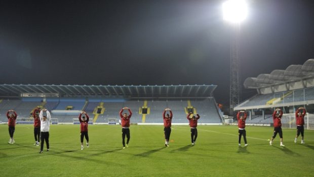 Čeští fotbalisté při tréninku na stadionu v Podgorici, kde je asi v samotném utkání čeká &#039;peklo&#039;