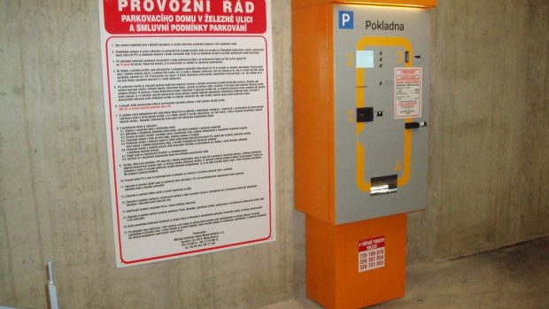 Nový parkovací dům v Mladé Boleslavi zahajuje zkušební provoz