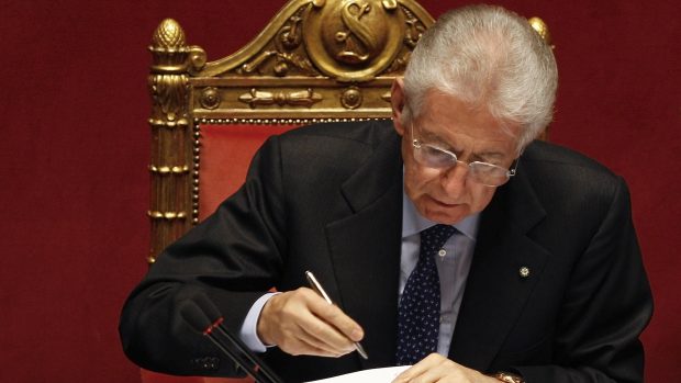 Nový italský premiér Mario Monti během jednání senátu