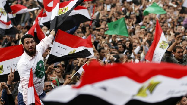 Tisíce Egypťanů demonstrovaly na Káhirském náměstí Tahrír proti záměrům vojenské vlády