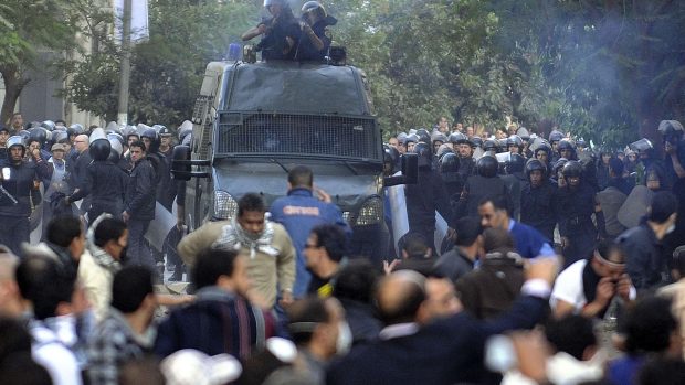 Egyptská policie rozhání demonstranty na káhirském náměstí Tahrír