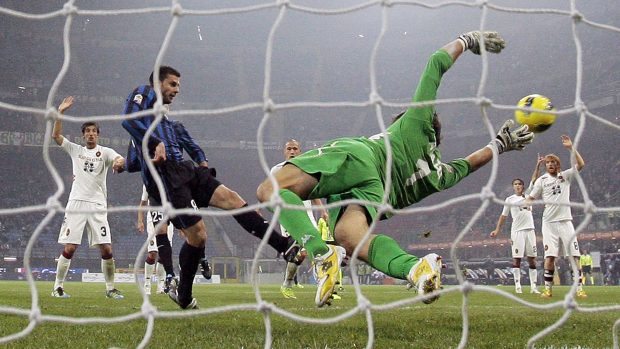 Thiago Motta překonává gólmana Agazziho v souboji Interu Milán s Cagliari