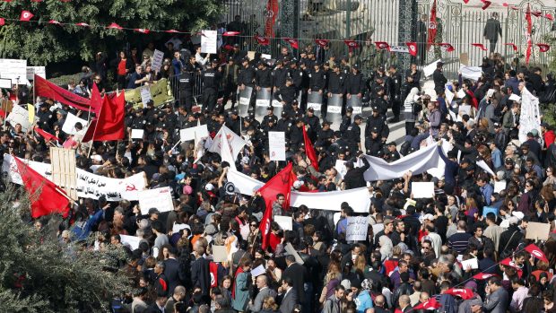 Tunisané protestují před parlamentem, který zasedá po demokratických volbách