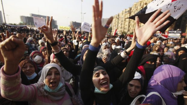 Demonstranti na káhirském náměstí Tahrír provolávají hesla proti vládnoucí vojenské radě