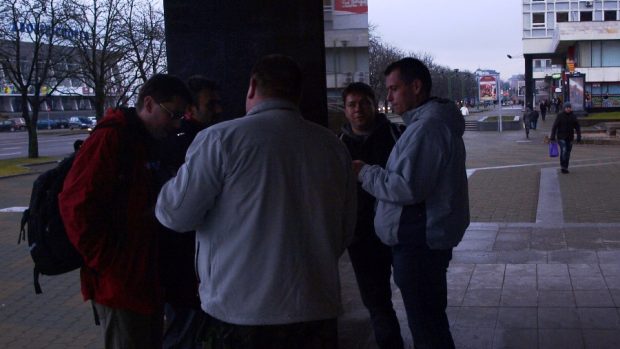 Skupinka věrných plzeňských fanoušků před hotelem v Minsku
