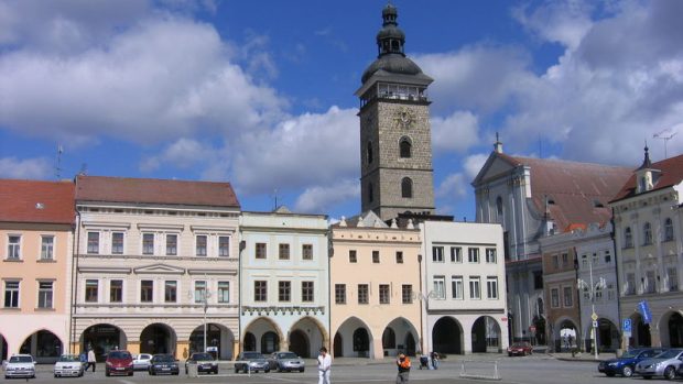 Pohled z náměstí Přemysla Otakara II. ke katedrále sv. Mikuláše a Černé věži (České Budějovice)