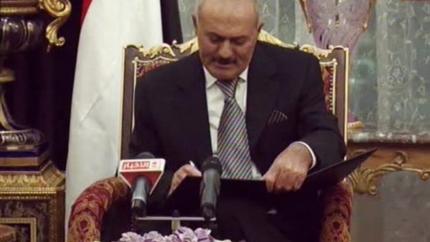 Jemenský prezident Alí Abdalláh Sálih podepisuje dohodu o předání moci