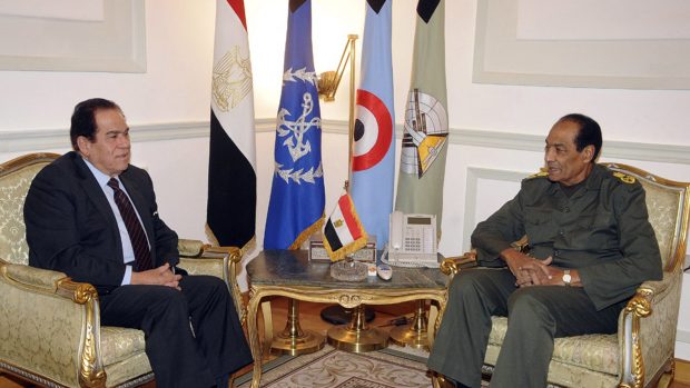 Bývalý egyptský premiér Kamál al-Ganzúrí (vlevo) byl pověřen sestavením vlády