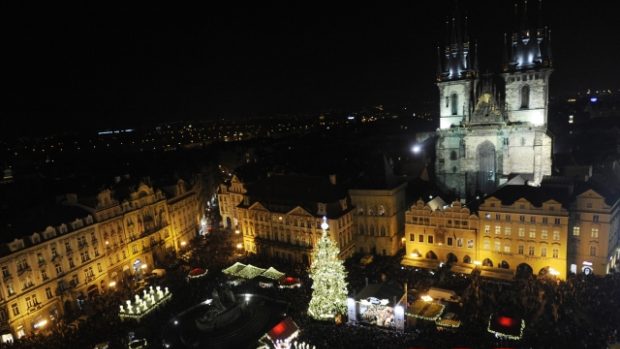 Na Staroměstském náměstí se rozsvítil tradiční vánoční strom