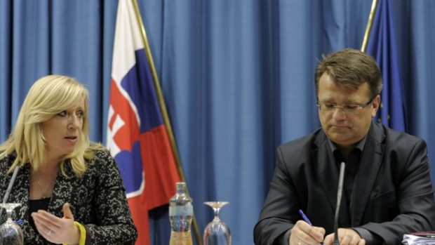 Slovenská premiérka Iveta Radičová a ministr zdravotnictví Ivan Uhliarik po mimořádném jednání vlády