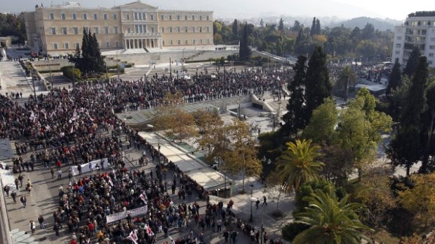 Protestující Řekové před budovou parlamentu v Aténách