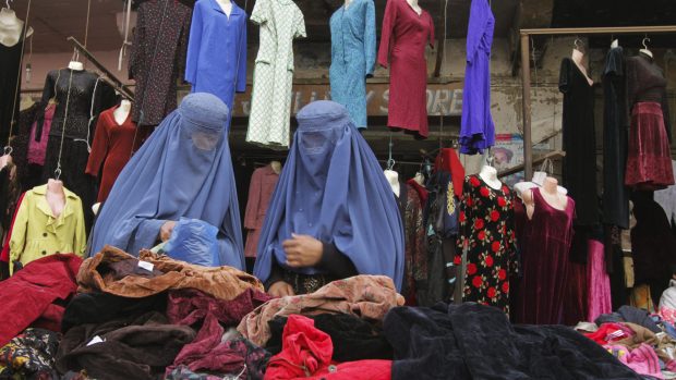 Afghánské ženy v burkách nakupují zboží z &#039;druhé ruky&#039; v ulicích Kábulu