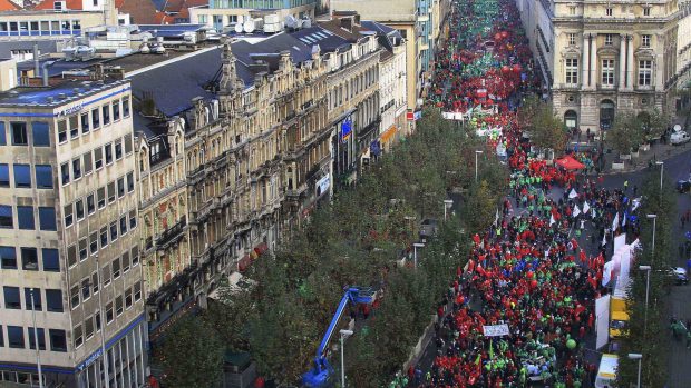 Ulice Bruselu zaplnily desetitisíce protestujících Belgičanů