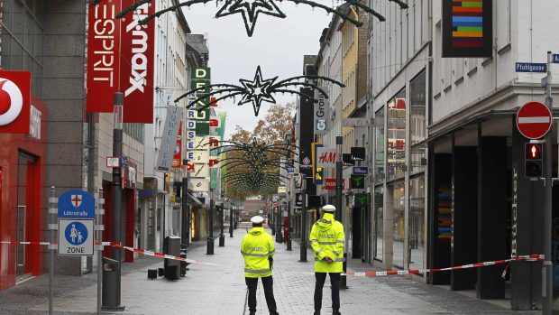 Policisté hlídají vylidněné centrum Koblenze