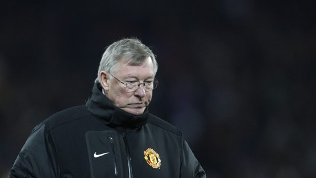 Zklamaný Alex Ferguson opouští hřiště v Basileji, kde Manchester senzačně prohrál a vypadl z Ligy mistrů
