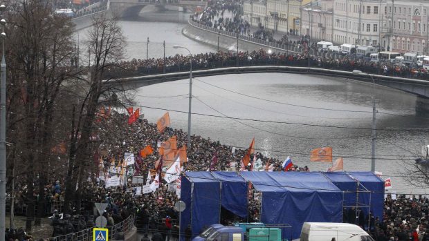 Desetitisíce lidí přišly na demonstraci proti výsledkům parlamentních voleb v Moskvě