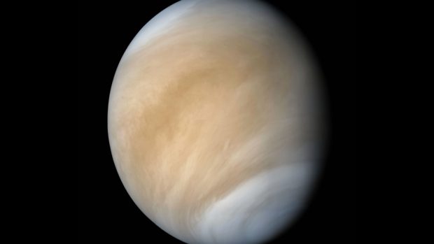 Planeta Venuše a její hustá oblačná atmosféra