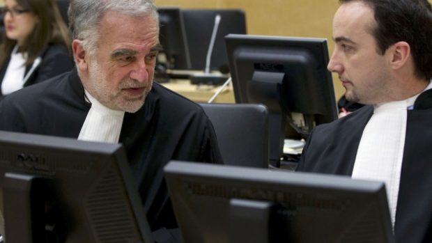 Hlavního žalobce Mezinárodního trestního tribunálu Louis Moreno Ocampo (vlevo)