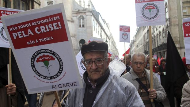 Důchodci v sobotu protestovali i v portugalském Lisabonu (ilustrační foto)
