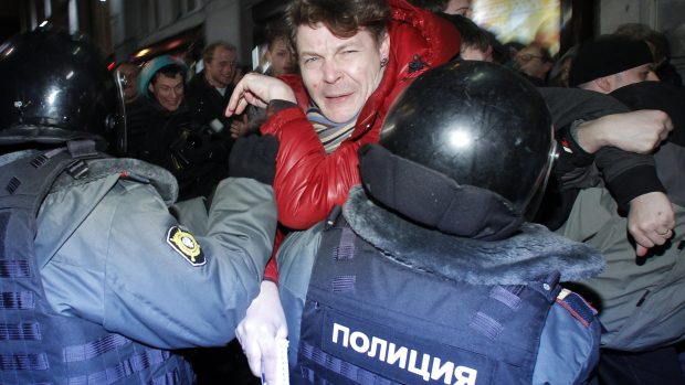Policisté se pokoušejí zatknout novináře Andreje Kozenka z Kommersantu při protestech, které se odehrály 6. prosince 2011 v Moskvě