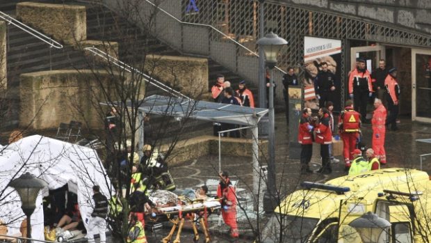 Záchranáři evakuují zraněné v centru Lutychu, kde dva muži zaútočili výbušninami