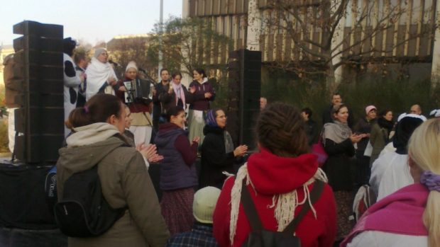 Příznivci hnutí Haré Krišna protestují před maďarským parlamentem