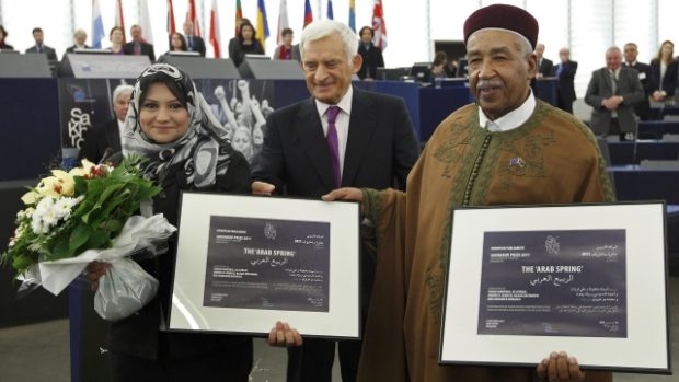 Předseda EP Jerzy Buzek s laureáty Sacharovovy ceny Asmou Mahfúzovou a Ahmedem al Sanúsím