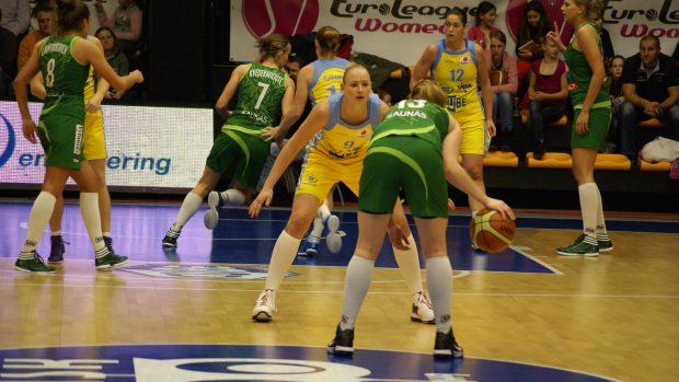 Basketbalistky USK Praha (ve žlutém) porazily v Eurolize Kaunas