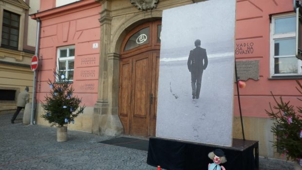 Divadlo Husa na Provázku v Brně s fotografií odcházejícího Václava Havla