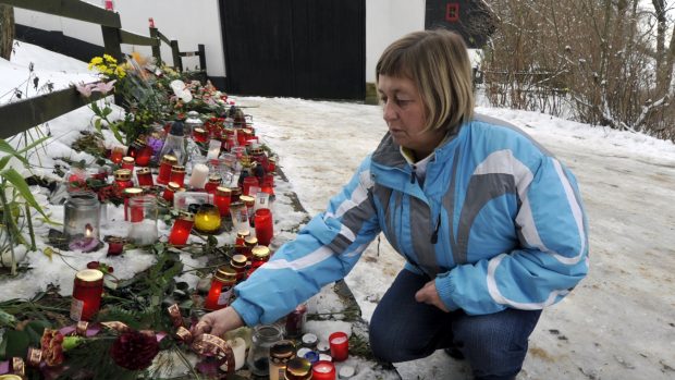 U chalupy Václava Havla na Hrádečku hoří stovky svíček a ve sněhu leží květiny