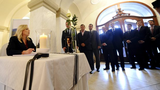 Premiérka Iveta Radičová se zapisuje do kondolenční knihy za zesnulého exprezidenta Havla