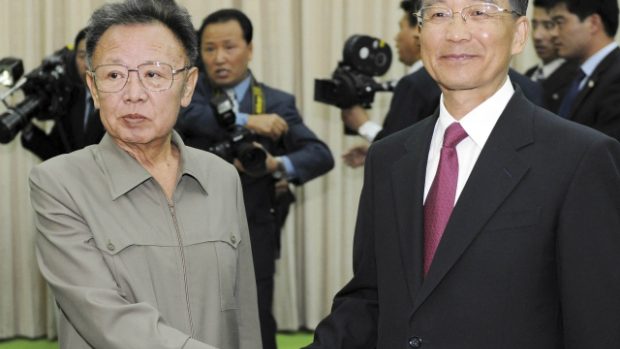 Archivní snímek z roku 2009. (Zleva) Severokorejský vůdce Kim Čong-il a čínský premiér Wen Ťia-pao