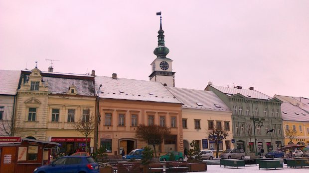 Státní smutek v Třebíči připomíná obří černý prapor vlající na vrcholu městské věže