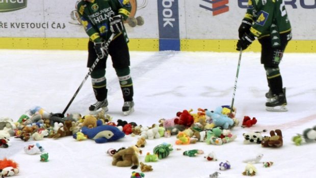 Karlovarští hokejisté sbírají plyšáky, které na led naházeli fanoušci po prvním gólu Energie