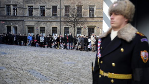 Lidé čekají ve frontě ped vchodem do Vladislavského sálu