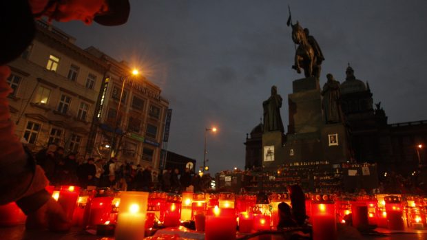 Žena zapálenou svící uctila památku prezidenta Havla