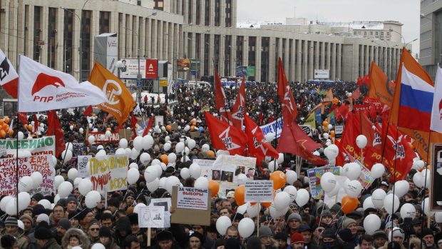 Protesty proti výsledkům parlamentních voleb v Moskvě doprovázejí plakáty, vlajky i balónky