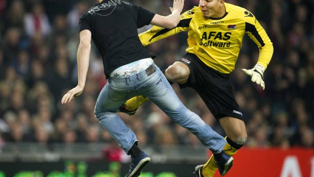 Brankář Alkmaaru (vpravo) napadený fanouškem Ajaxu