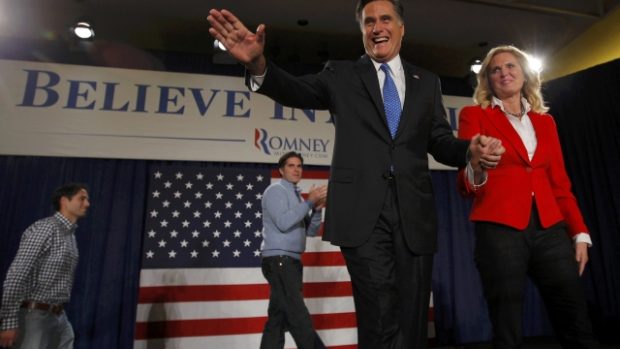Vítězem republikánských primárek v Iowě je těsně Mitt Romney