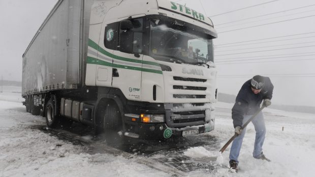 Největší problémy se sněhem mají v kopcích kamiony. Ilustrační foto
