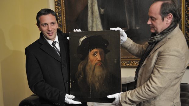 Portrét Leonarda da Vinciho. Vpravo Jaroslav Pácha ze zámku Zbiroh, vlevo objevitel obrazu, historik umění Nicola Barbatelli