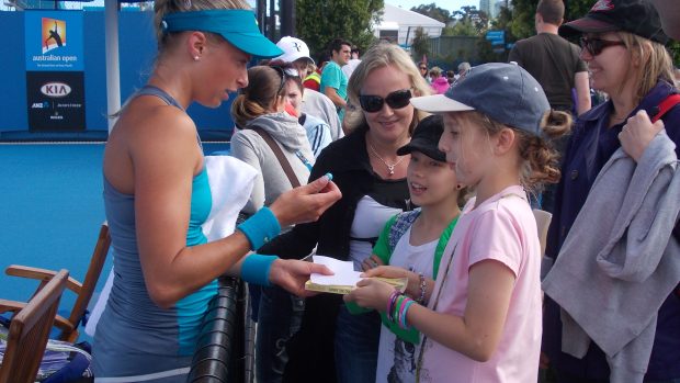 Andrea Hlaváčková rozdává podpisy tenisovým fanouškům