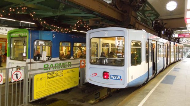 Jiná německá města mají S-Bahn, Wuppertal má Schwebebahn, tedy visutou dráhu