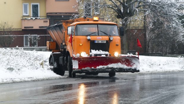 Silničáři odklízejí sníh v Karlových Varech