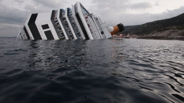 Ztroskotaná loď Concordia u břehu ostrova Giglio