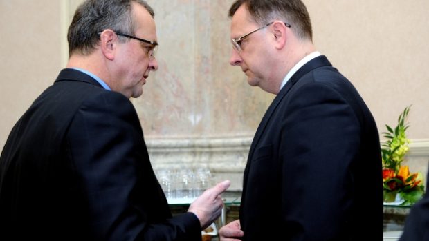 Ministr financi Miroslav Kalousek (vlevo) a premiér Petr Nečas na schůzi vlády