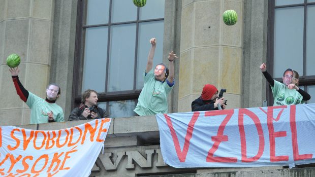 Symbolickým vyhozením melounů s balkonu Právnické fakulty UK prezentovali studenti názor na &quot;vyhozených&quot; 90 miliónů korun na reformu vysokých škol