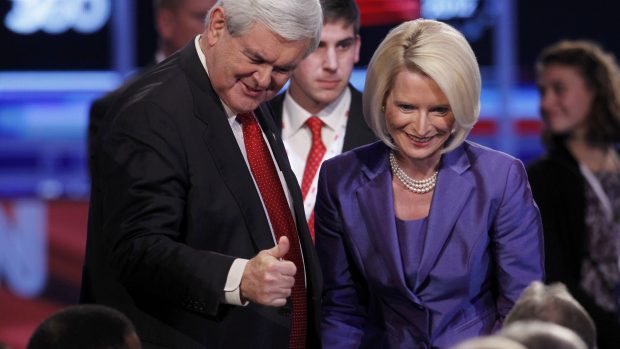 Republikánský kandidát Newt Gingrich s manželkou Calistou po televizní debatě v Charlestonu