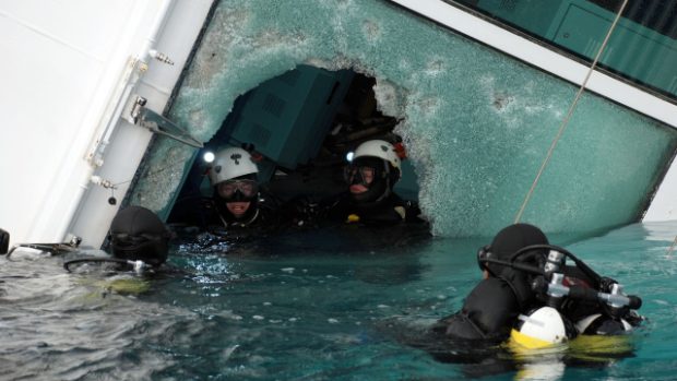 Záchranné práce na potopené lodi Concordia